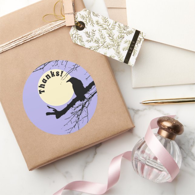 Sticker Rond Moon Raven sur une branche avec arrière - plan vio (Cadeaux)