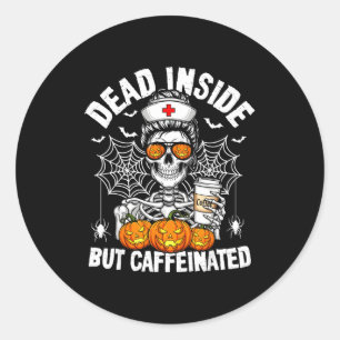Sticker Rond Mort à l'intérieur mais caféiné Drôle d'infirmière