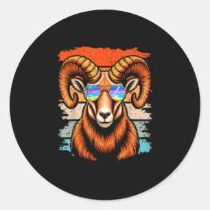 Sticker Rond Mouflon de montagne rétro coucher de soleil randon
