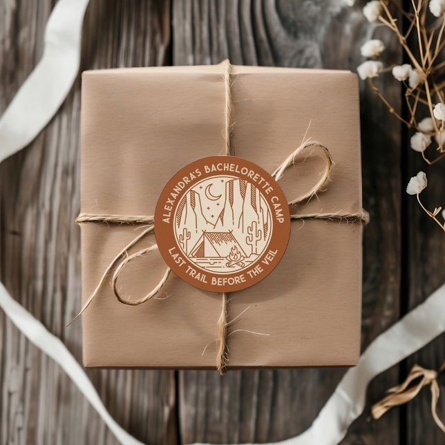 Sticker Rond Mountain Camping Week-end Bachelorette (Mountain Camping Weekend Bachelorette Classic Round Sticker)