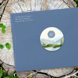 Sticker Rond Mountain Lake Mariage Simple Monogramme Aquarelle<br><div class="desc">stickers mariage de montagne avec monogramme et aquarelle pittoresque dans les tons bleu et vert poussiéreux. Le paysage au bord du lac comprend des montagnes, de la verdure et des pins, le lac et un ciel clair. Vous pouvez ajouter les initiales de la mariée et du marié et, si vous...</div>