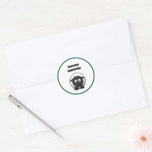 Sticker Rond Mouton timide mignon dessin animé avec jeu de mots