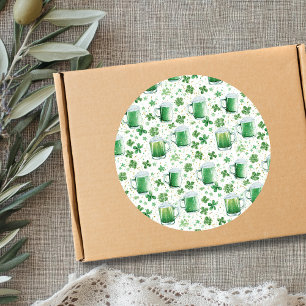 Sticker Rond Mugs à bière verts élégants et trèfles blancs