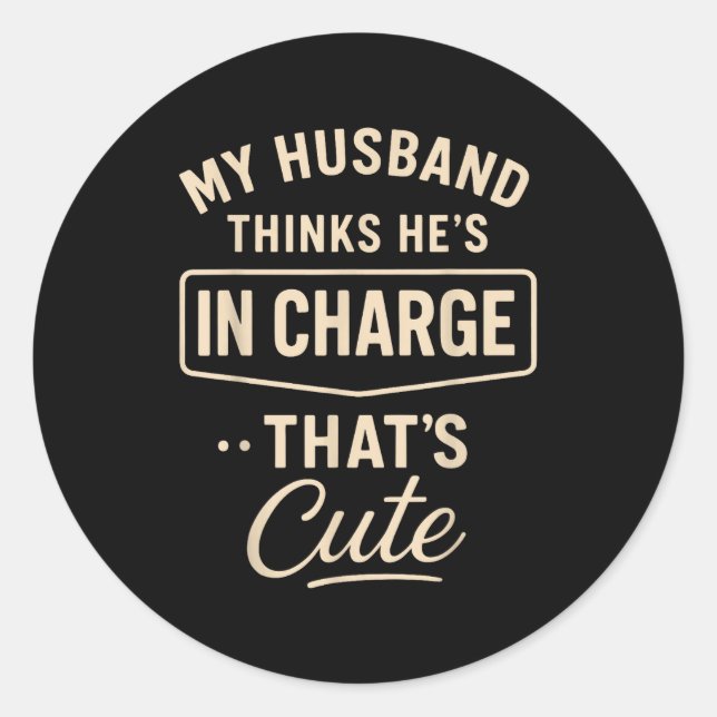 Sticker Rond My Husband Thinks He’s In Charge Funny Saying Humo (Devant)