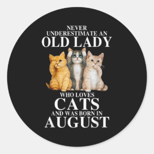Sticker Rond N Sous-estimez Jamais Une Vieille Dame Qui Aime Le