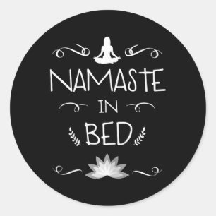 Sticker Rond Namaste Au Lit Drôle Relaxation Yoga Méditation Ch