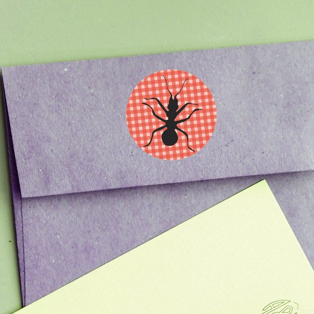 Sticker Rond Nappe déplaisante crue (Big black ant on red white picnic tablecloth plaid round stickers.)