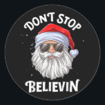 Sticker Rond N'arrêtez pas Believin Père Noël Funny Christmas<br><div class="desc">N'arrêtez pas Believin Père Noël Funny Christmas</div>