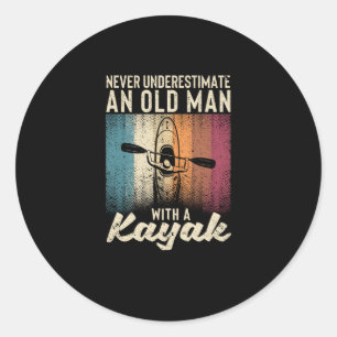Sticker Rond Ne jamais sous-estimer un vieil homme kayak