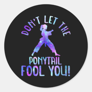 Sticker Rond Ne laissez pas la queue de cheval vous tromper Drô