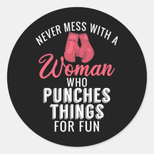 Sticker Rond Ne Manquez Jamais Avec Une Femme Qui Punit Les Cho