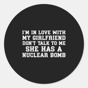 Sticker Rond Ne me parlez pas Ma copine a une bombe nucléaire