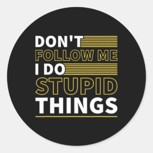 Sticker Rond Ne Me Suis Pas Je Fais Des Choses Stupides Drôle S
