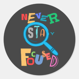 Sticker Rond Ne restez jamais focalisé mignon et drôle T-shirt