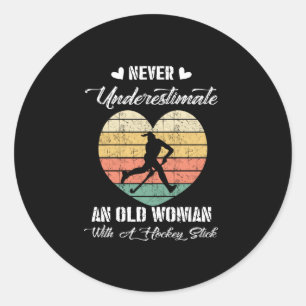 Sticker Rond Ne Sous-Estimez Jamais Et Vieille Femme Avec Hocke
