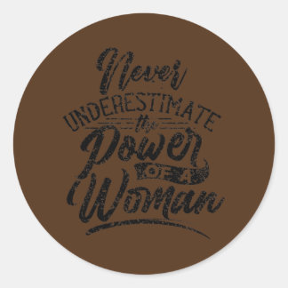 Sticker Rond Ne Sous-Estimez Jamais Le Pouvoir D'Une Femme