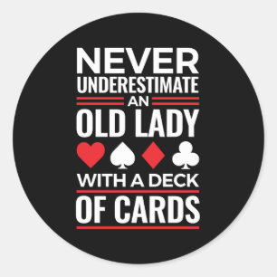 Sticker Rond Ne sous-estimez jamais Old Lady Deck of Card Bridg