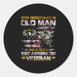 Sticker Rond Ne sous-estimez jamais un vieil homme 101st Airbor