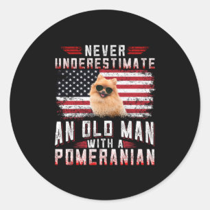 Sticker Rond Ne sous-estimez jamais un vieil homme avec un Pomé