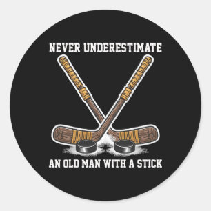 Sticker Rond Ne sous-estimez jamais un vieil homme avec un vieu
