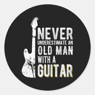Sticker Rond Ne Sous-Estimez Jamais Un Vieux Avec Guitariste Gu
