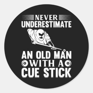 Sticker Rond Ne Sous-Estimez Jamais Un Vieux Homme Avec Un Bâto