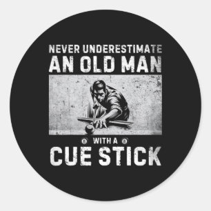 Sticker Rond Ne Sous-Estimez Jamais Un Vieux Homme Avec Un Stic