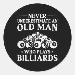 Sticker Rond Ne Sous-Estimez Jamais Un Vieux Homme Qui Joue Au