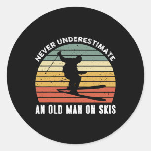 Sticker Rond Ne Sous-Estimez Jamais Un Vieux Homme Sur Le Ciel 