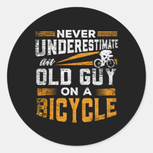 Sticker Rond Ne Sous-Estimez Jamais Un Vieux Type Sur Un Vélo