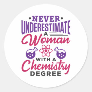 Sticker Rond Ne sous-estimez jamais une femme avec un diplôme e