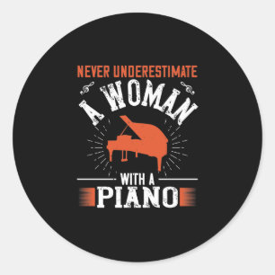 Sticker Rond Ne Sous-Estimez Jamais Une Femme Avec Un Piano