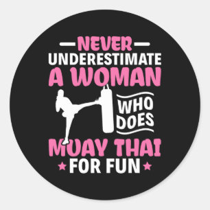 Sticker Rond Ne Sous-Estimez Jamais Une Femme Boxe Thaïlandaise