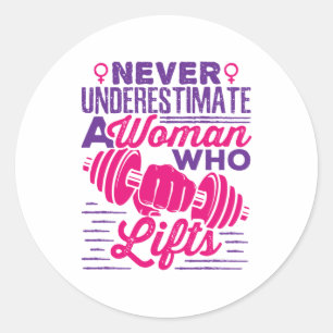 Sticker Rond Ne sous-estimez jamais une femme qui lève