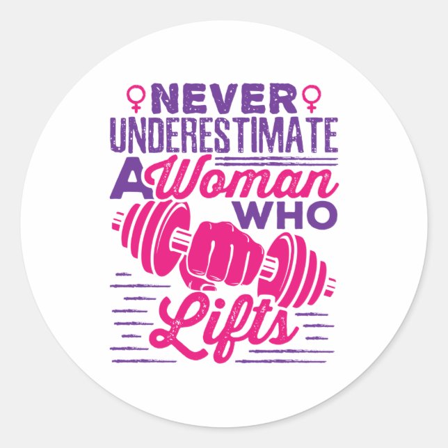 Sticker Rond Ne sous-estimez jamais une femme qui lève (Devant)