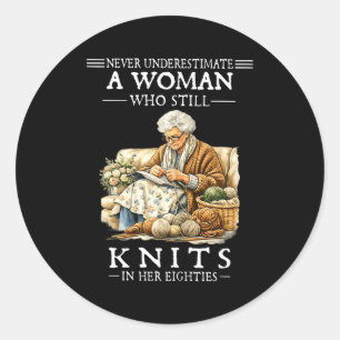 Sticker Rond Ne sous-estimez jamais une femme qui tricote encor