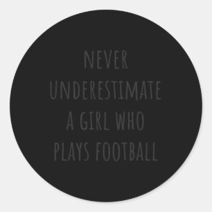 Sticker Rond Ne Sous-Estimez Jamais Une Fille Qui Joue Au Footb
