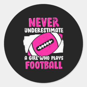 Sticker Rond Ne Sous-Estimez Jamais Une Fille Qui Joue Au Footb