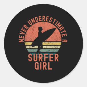 Sticker Rond Ne Sous-Estimez Jamais Une Fille Surfeuse