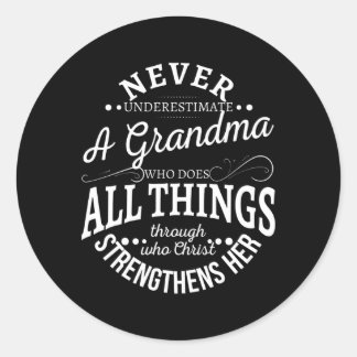 Sticker Rond Ne Sous-Estimez Jamais Une Grand-Mère Qui Fait Tou