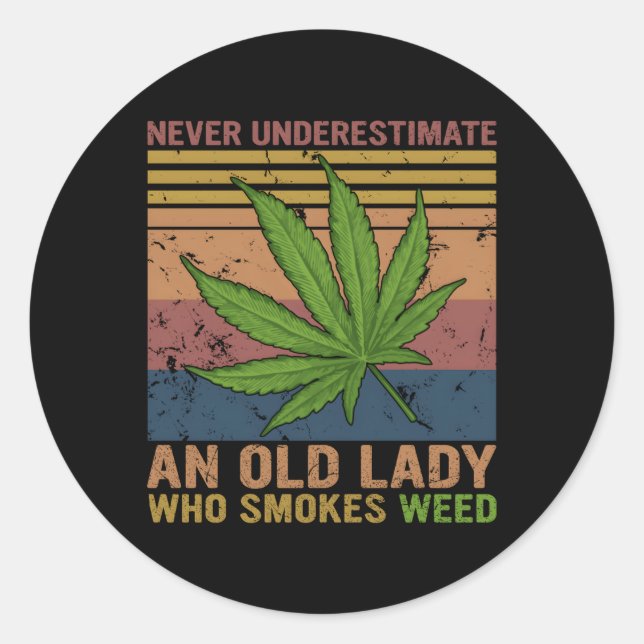 Sticker Rond Ne Sous-Estimez Jamais Une Vieille Dame Qui Fume D (Devant)