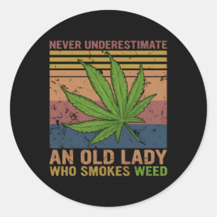 Sticker Rond Ne Sous-Estimez Jamais Une Vieille Dame Qui Fume D
