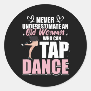 Sticker Rond Ne Sous-Estimez Jamais Une Vieille Femme Qui Peut 