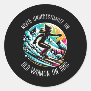 Sticker Rond Ne Sous-Estimez Jamais Une Vieille Femme Sur Skier
