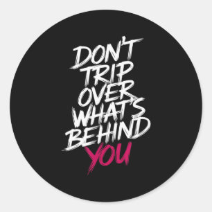 Sticker Rond Ne trébuchez pas sur ce qui est derrière vous cita