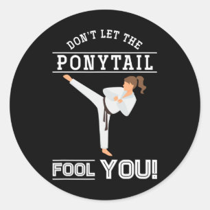 Sticker Rond Ne vous laissez pas tromper par la queue de cheval