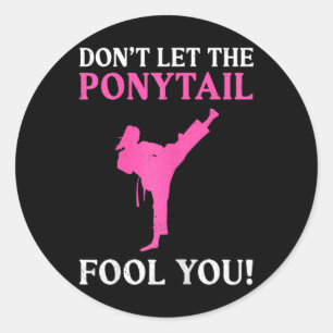 Sticker Rond Ne vous laissez pas tromper par la queue de cheval