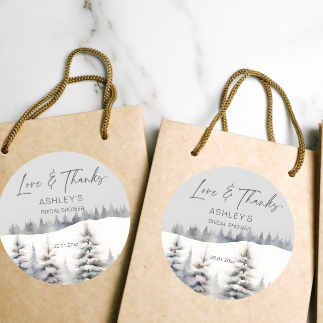 Sticker Rond Neige dans les pins d'hiver de faveur de douche de (Snow in love winter pines bridal shower thank you favor sticker watercolor snowy pines winter themed)