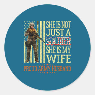 Sticker Rond N'est pas un soldat est sa femme fière mari armée