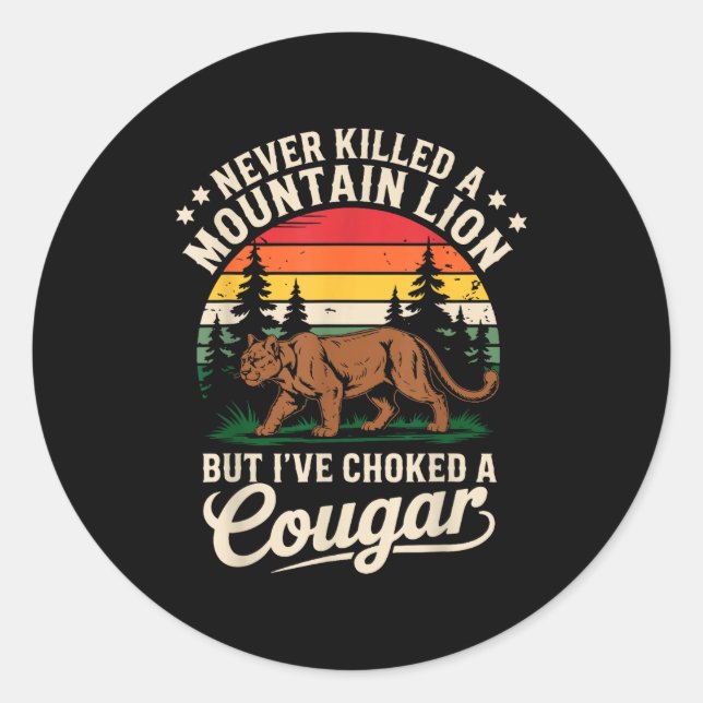 Sticker Rond Never Killed A Mountain Lion Funny Cougar Hunting  (Devant)